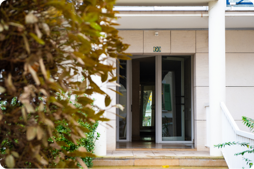 porte d'entrée d'un immeuble, au numéro 60
