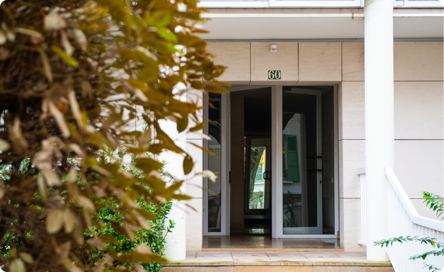 porte d'entrée d'un immeuble, au numéro 60