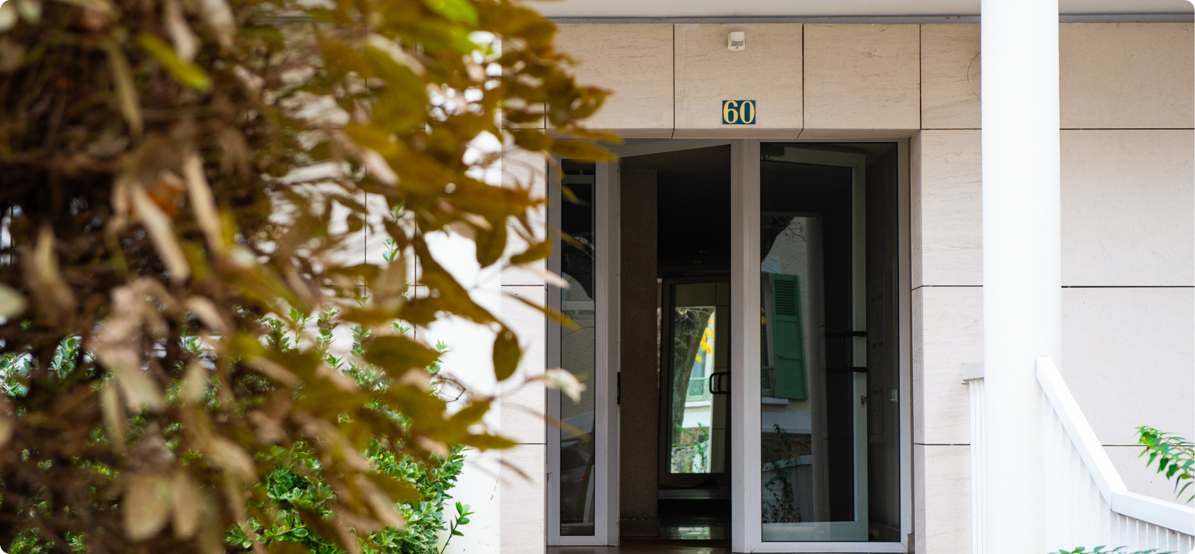porte d'entrée d'un immeuble, au numéro 60