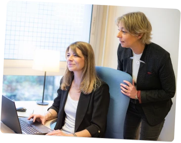 Delphine Pages Boutault et Julie Pages collaborant au sein du cabinet Manigest à Saint-Maur-les-Fossés, illustrant leur écoute attentive et leur engagement envers leurs clients.