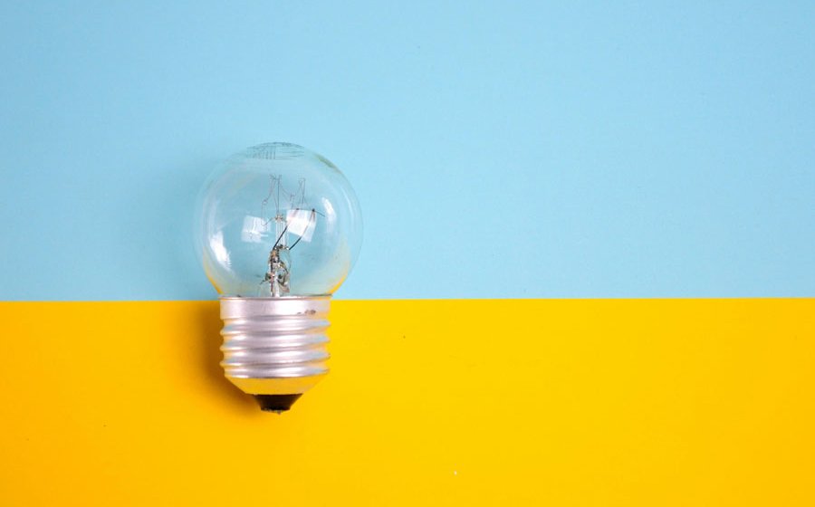 Ampoule symbolisant une idée lumineuse pour bien choisir la structure juridique et les démarches de création de société avec un expert-comptable.