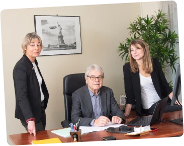 Deux professionnels collaborant dans un environnement de bureau, illustrant l'expertise et l'accompagnement personnalisé proposé par Manigest, cabinet d'expertise comptable.