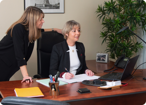 Portrait de Delphine et Julie Pages, dirigeantes du cabinet Manigest à Saint-Maur-des-Fossés depuis 2017, devant leur bureau