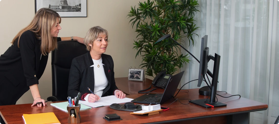 Portrait de Delphine et Julie Pages, dirigeantes du cabinet Manigest à Saint-Maur-des-Fossés depuis 2017, devant leur bureau