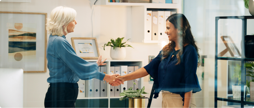 une experte-comptable serrant la main à un client