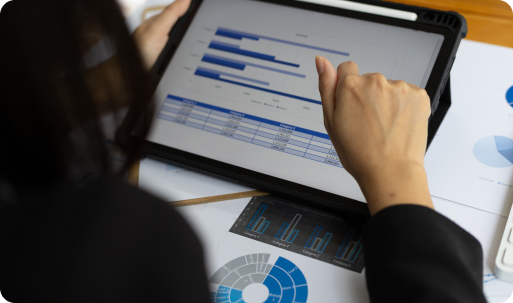 une experte-comptable qui étudie des graphiques sur sa tablette