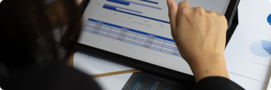 une experte-comptable qui étudie des graphiques sur sa tablette