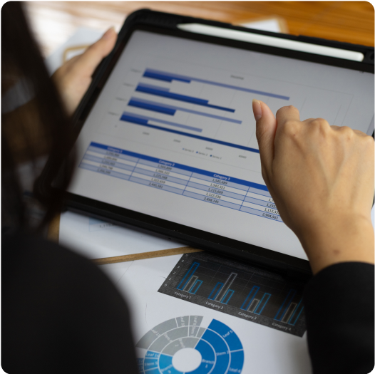 une experte-comptable qui étudie des graphiques sur sa tablette