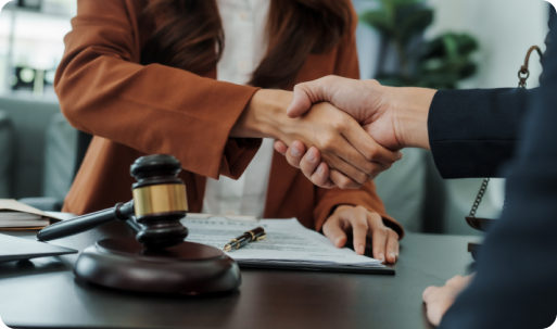 une experte-comptable qui serrant la main à son client