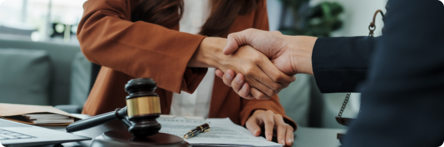 une experte-comptable qui serrant la main à son client
