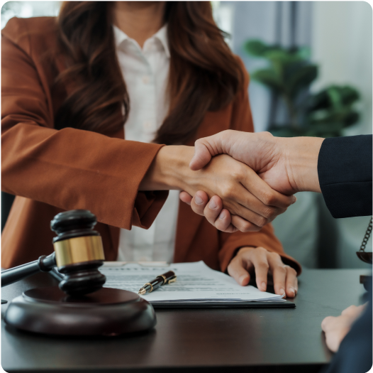 une experte-comptable qui serrant la main à son client